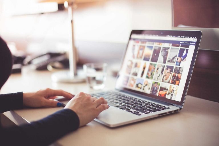 Social media community manager Caracas - Freelancer escritorio laptop lámpara y vaso de agua